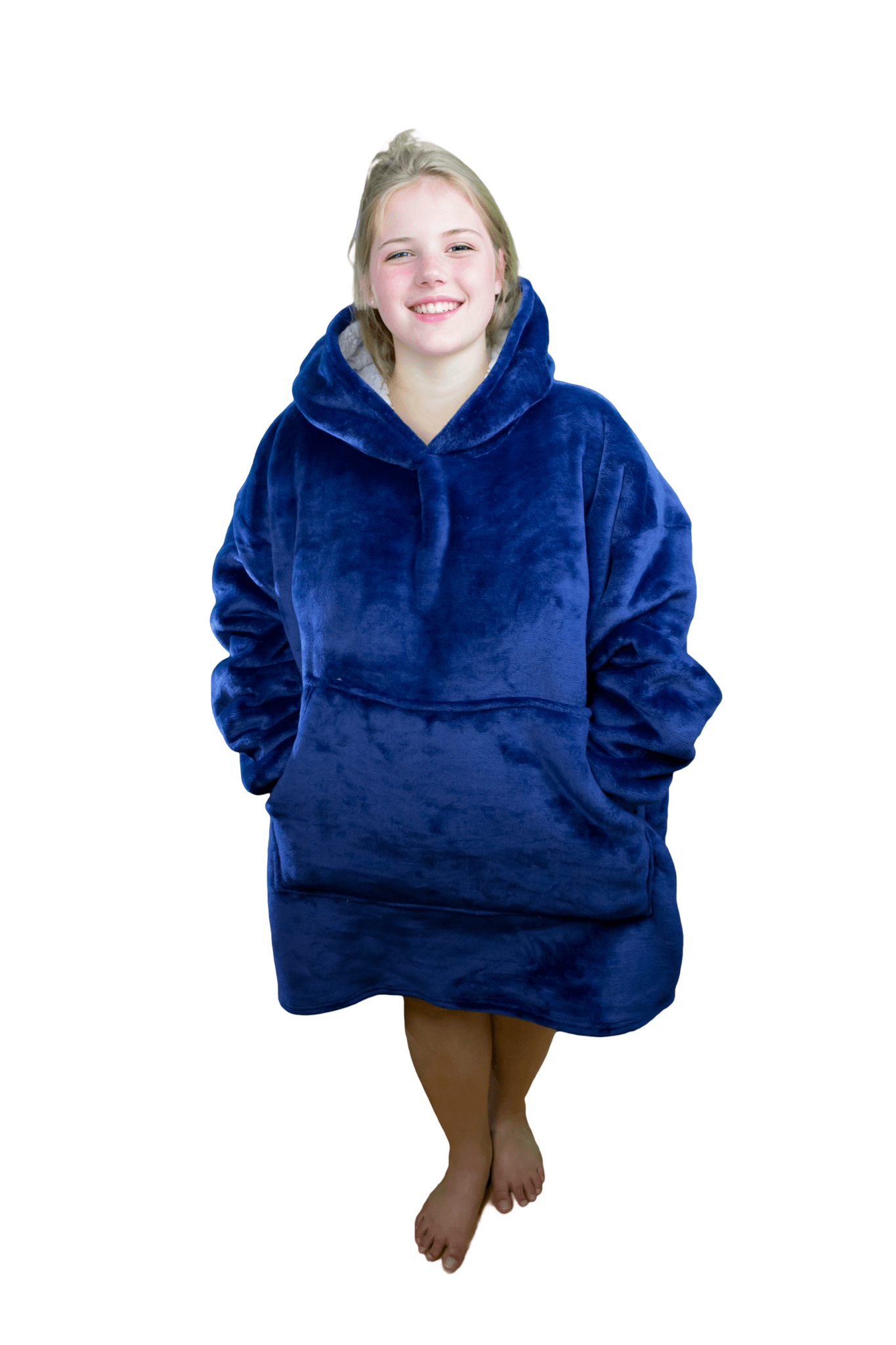 Eine junge Frau präsentiert den Decken-Hoodie im Blauen Design