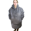 Eine junge Frau präsentiert den Decken-Hoodie im Grauen-Design von vorn
