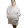 Eine junge Frau präsentiert den Decken-Hoodie im Pinke-Wolke-Design