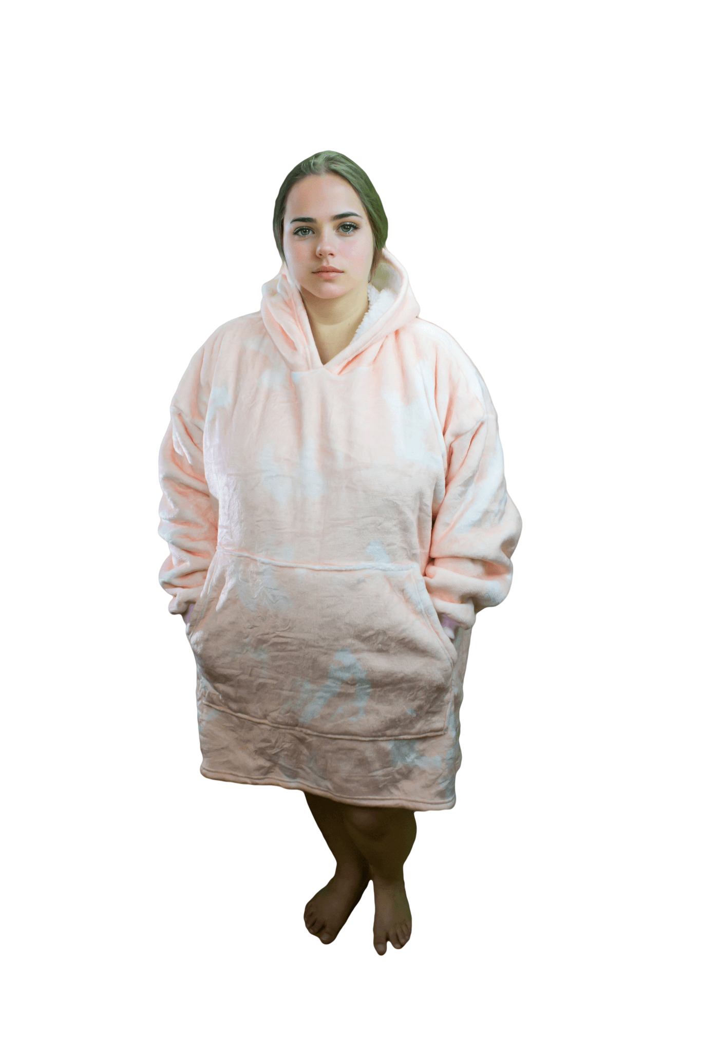 Eine junge Frau präsentiert den Decken-Hoodie im Pinke-Wolke-Design