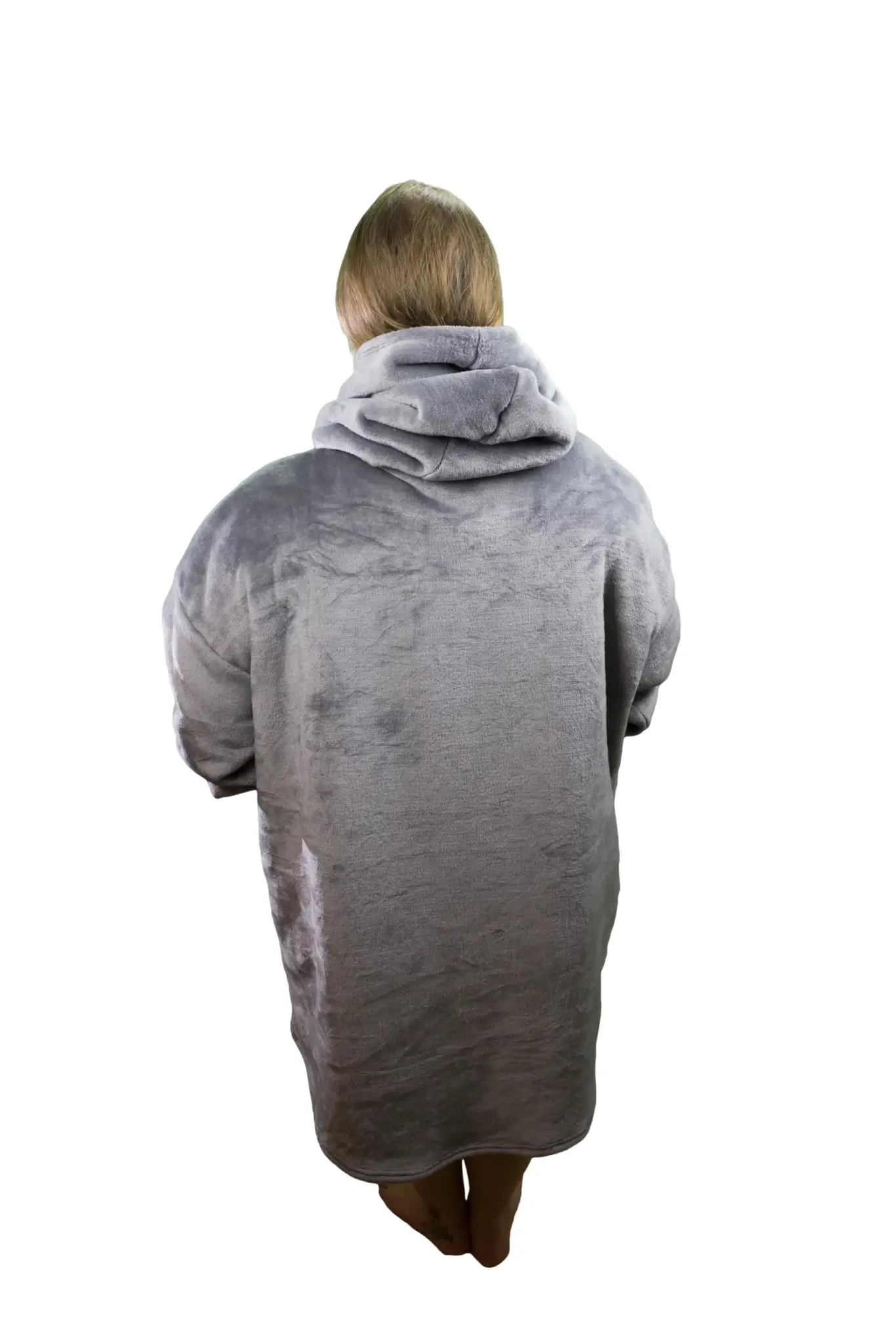 Eine junge Frau präsentiert den Decken-Hoodie im Grauen-Design von hinten