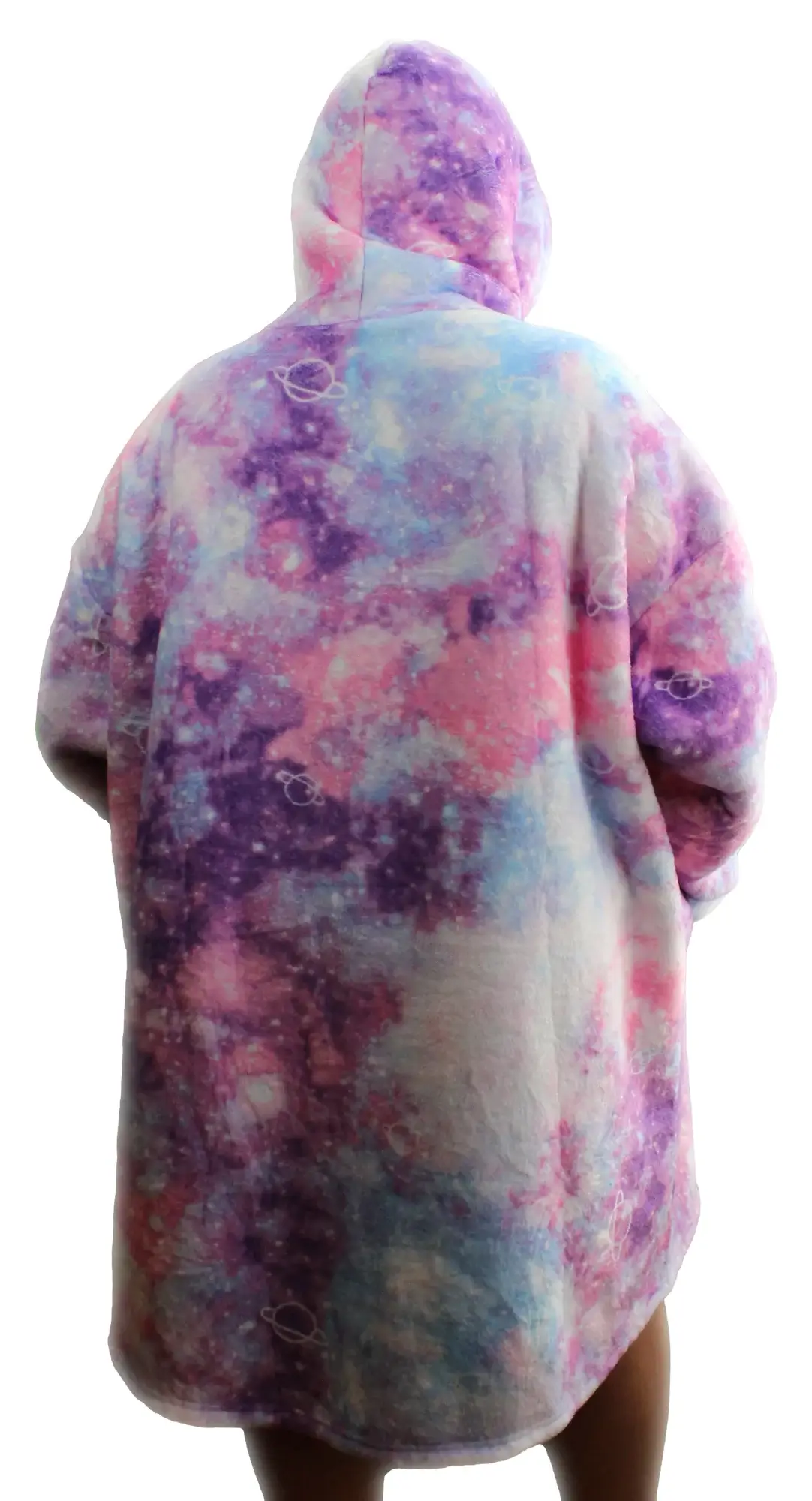 Universums-Design hinten - Decken-Hoodie - Weibliches Model Eine junge Frau von hinten präsentiert den Decken-Hoodie von hinten mit dem Universums-Design