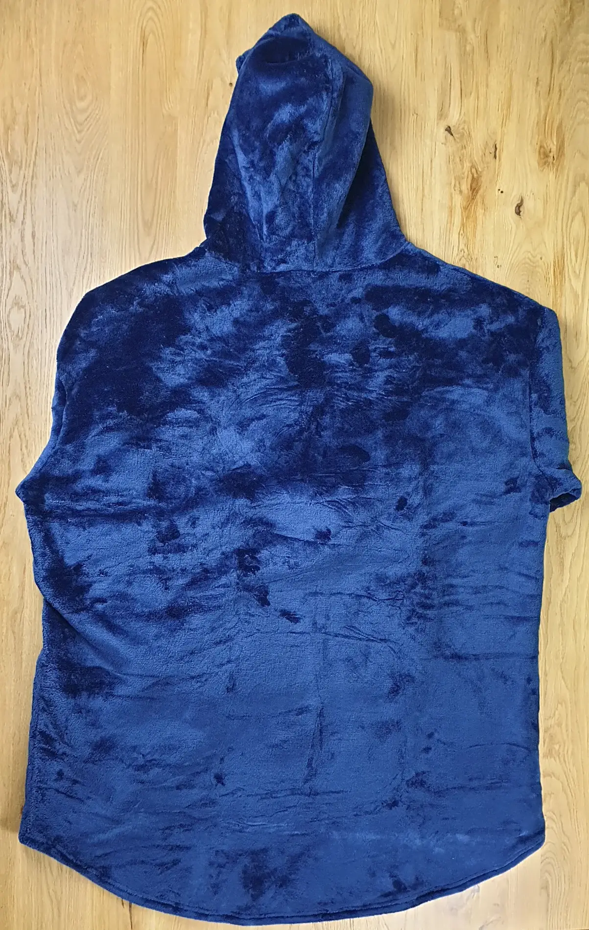 Ein Photo des Decken-Hoodies im Blauen-Design auf den Tisch gelegt mit der Rückenseite zur Kamera