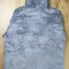 Ein Photo des Decken-Hoodies in der Farbe Grau auf den Tisch gelegt mit der Rückenseite zur Kamera