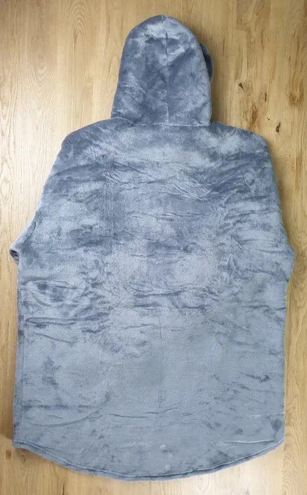 Ein Photo des Decken-Hoodies in der Farbe Grau auf den Tisch gelegt mit der Rückenseite zur Kamera