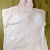 Ein Photo des Decken-Hoodies im Pinke-Wolke-Design auf den Tisch gelegt mit der Rückenseite zur Kamera