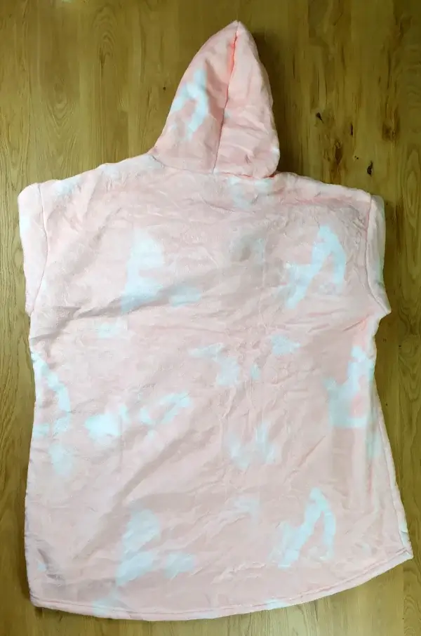 Ein Photo des Decken-Hoodies im Pinke-Wolke-Design auf den Tisch gelegt mit der Rückenseite zur Kamera
