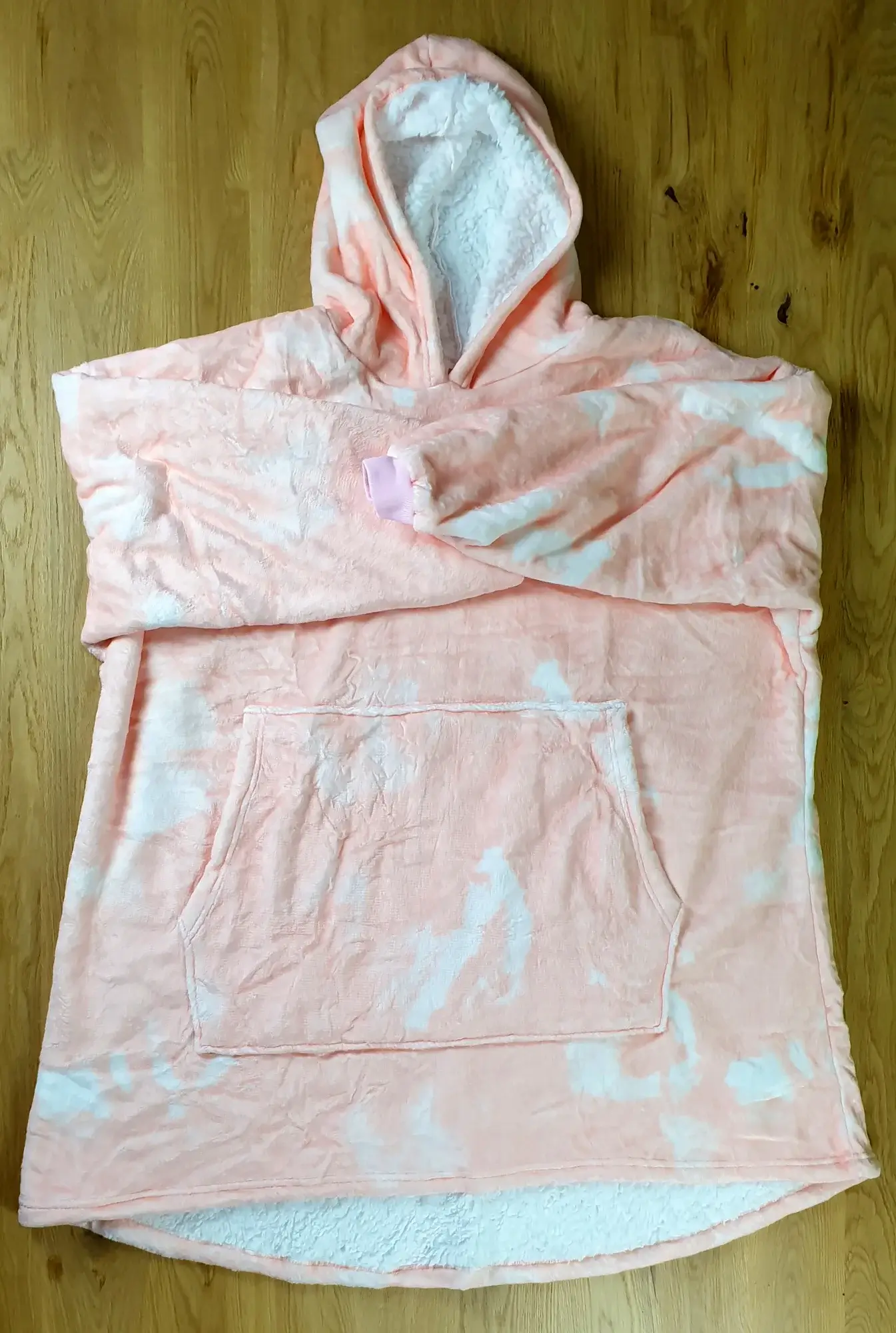 Ein Photo des Decken-Hoodies im Pinke-Wolke-Design auf den Tisch gelegt mit der Vorderseite zur Kamera