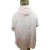 Eine junge Frau von hinten präsentiert den Decken-Hoodie von hinten mit dem Pinke-Wolke-Design
