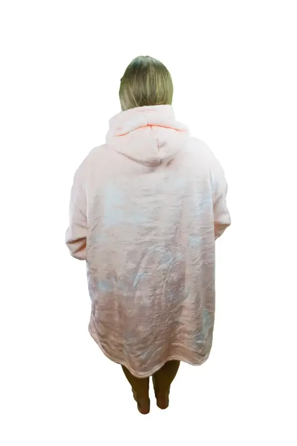Eine junge Frau von hinten präsentiert den Decken-Hoodie von hinten mit dem Pinke-Wolke-Design