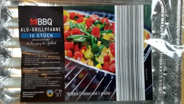 Das Ettiket der BBQ Alu-Grillpfanne mit 10 Stück aufeinander gestapelt, direkt von oben fotografiert
