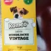 Ein Foto der Vorderseite des Etiketts der Romeo Hundejacke im Vintage-Stil in Beige mit einer Rückenlänge von etwa 30 cm.