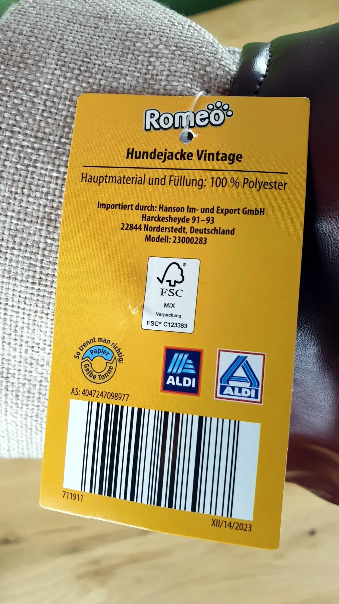 Ein Foto der Hinterseite des Etiketts der Romeo Hundejacke im Vintage-Stil in Beige mit einer Rückenlänge von etwa 30 cm.