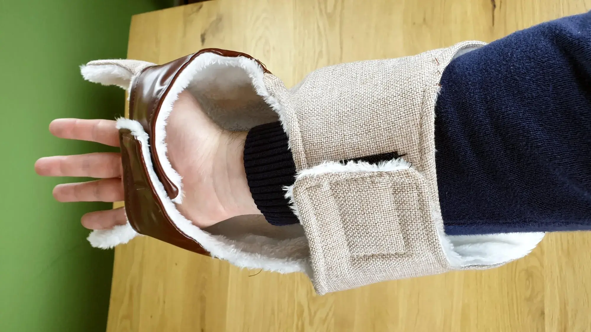 Ein Foto der Romeo Hundejacke im Vintage-Stil in Beige mit einer Rückenlänge von ca. 30 cm von unten