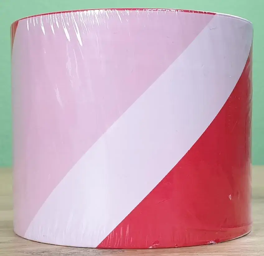 Ein Foto des Etiketts des 50 m x 80 mm Absperrbands auf einer Rolle.