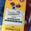 Ein Foto der Vorderseite des Etiketts der Romeo Hundejacke in Blau in Beige mit einer Rückenlänge von etwa 30 cm.