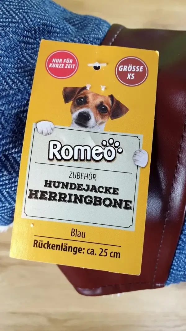 Ein Foto der Vorderseite des Etiketts der Romeo Hundejacke in Blau in Beige mit einer Rückenlänge von etwa 30 cm.