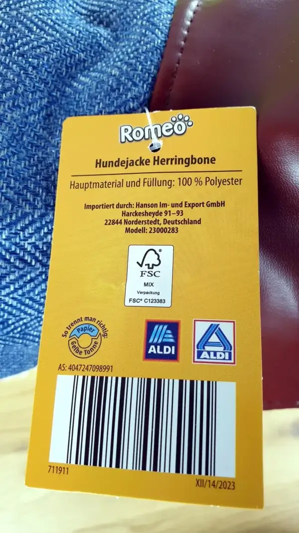 Ein Foto der Hinterseite des Etiketts der Romeo Hundejacke in Blau in Beige mit einer Rückenlänge von etwa 30 cm.