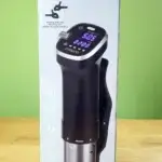 Der Ambiano Sous Vide Stick in seiner Verpackung, von vorne.