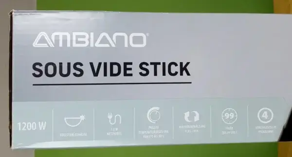 Der Ambiano Sous Vide Stick in seiner Verpackung, von der zweiten Seite im Close Up.