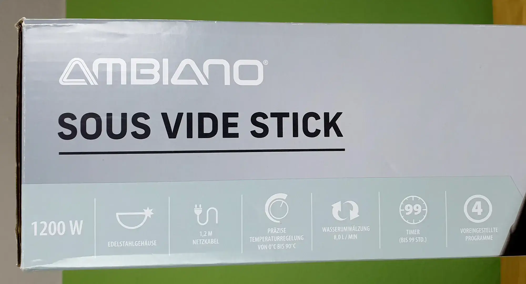 Ambiano_Sous_Vide_Stick_7 Der Ambiano Sous Vide Stick in seiner Verpackung, von der zweiten Seite im Close Up.