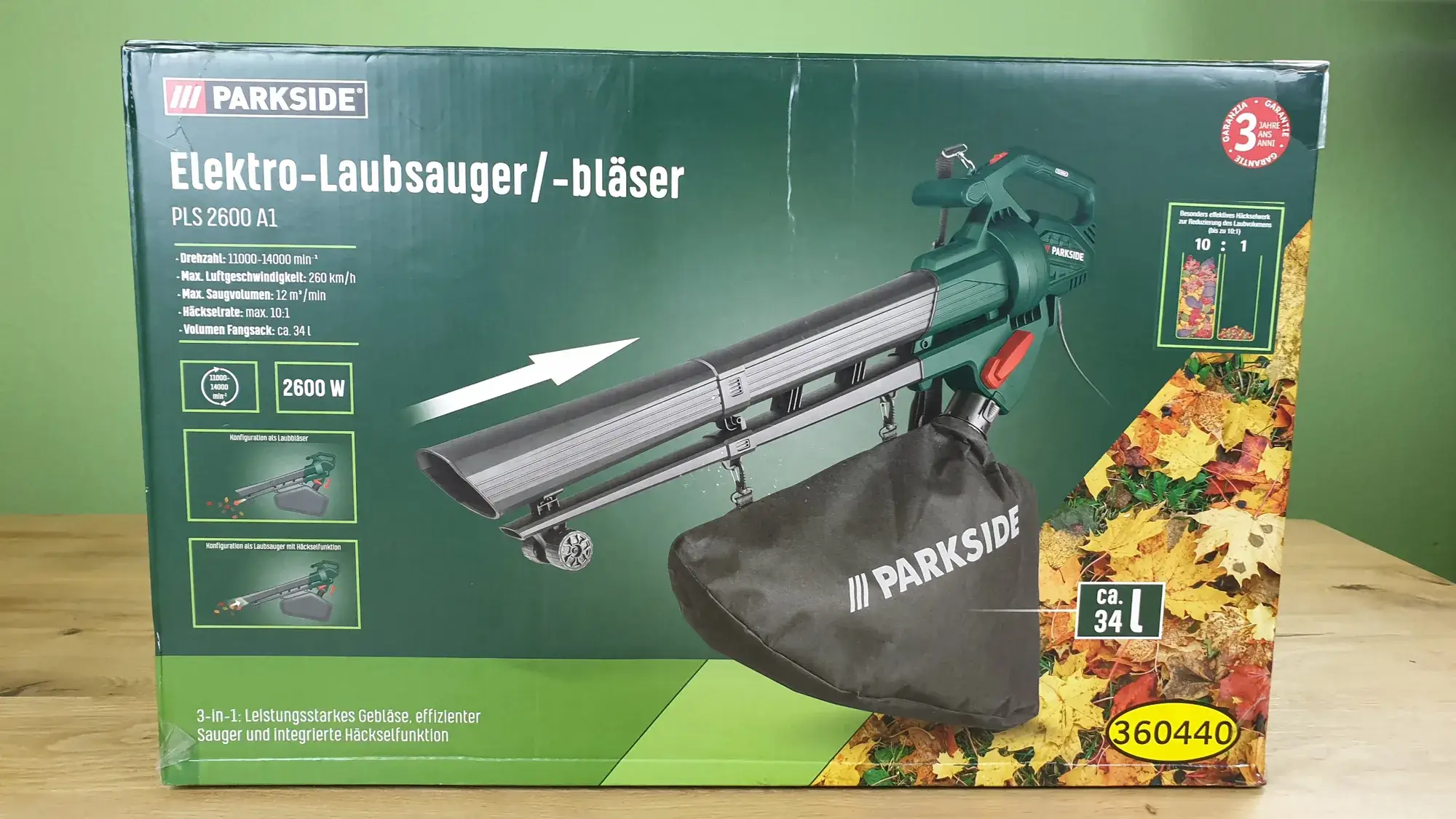 Der Parkside Elektro-Laubsauger/ -bläser in seiner Verpackung von vorne.