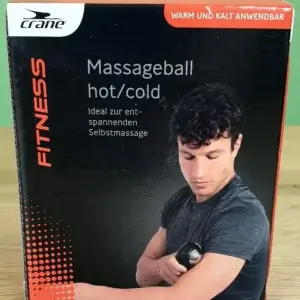 Der crane Massageball hot / cold in seiner Verpackung von vorne.