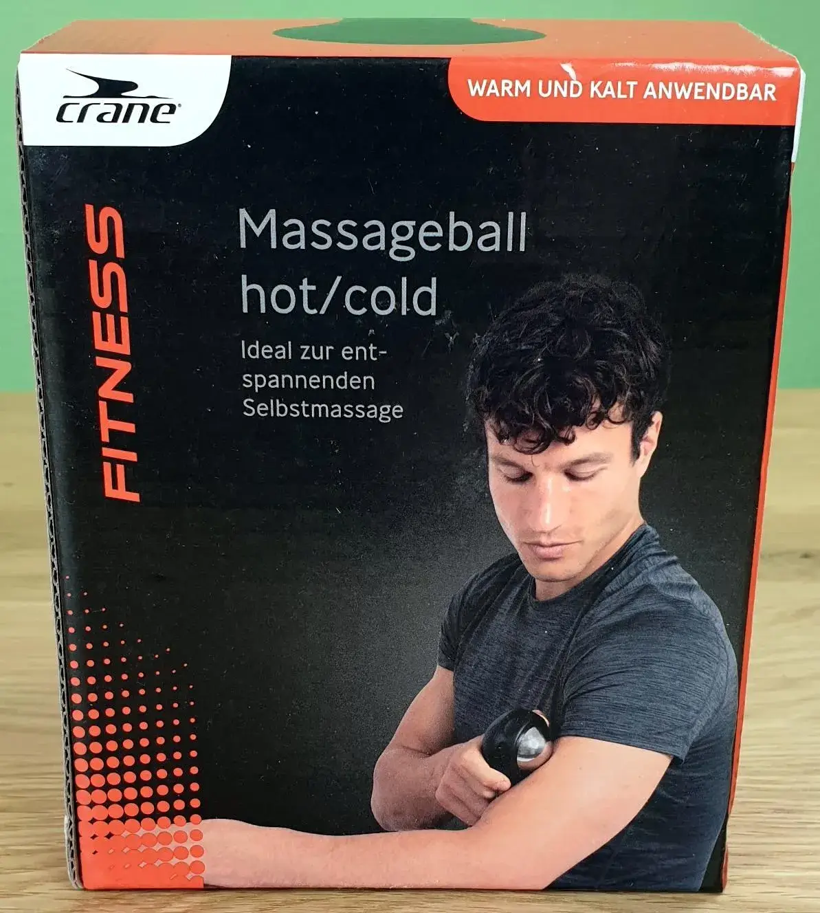 Der crane Massageball hot / cold in seiner Verpackung von vorne.