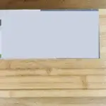 Das Ernesto Bambus-Schneidebrett mit Füßen von oben fotografiert.