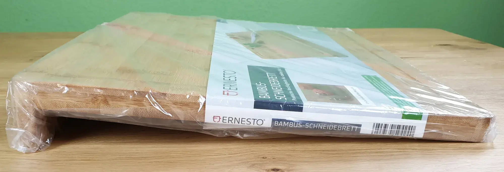 Das Ernesto Bambus-Schneidebrett mit Anschlagleiste wurde schräg von der Seite fotografiert.