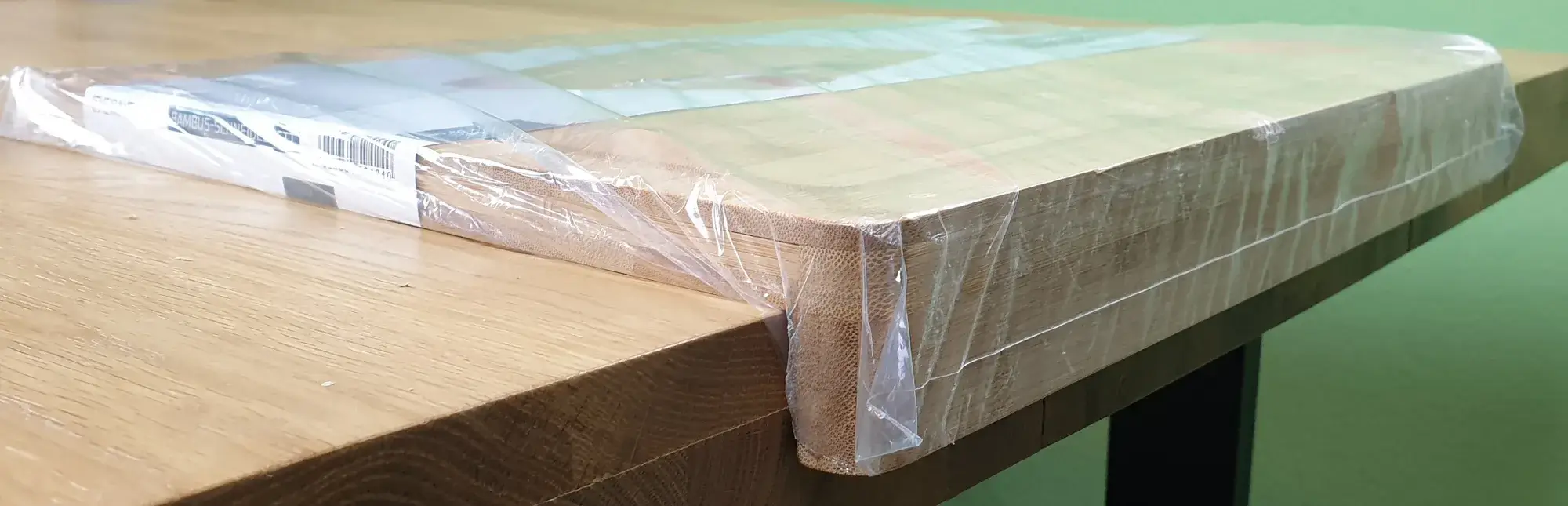 Das Photo zeigt, wie die Anschlagleiste des Ernesto Bambus-Schneidebrett funktioniert.