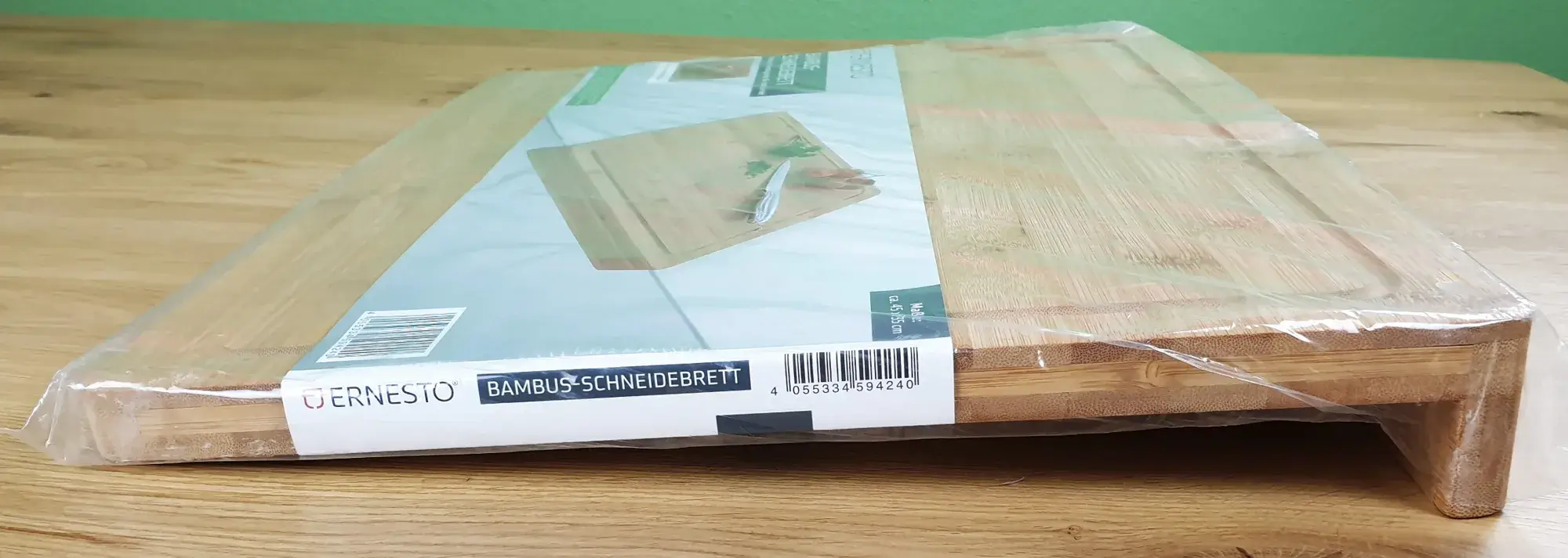 Das Ernesto Bambus-Schneidebrett mit Anschlagleiste wurde schräg von der Seite fotografiert.