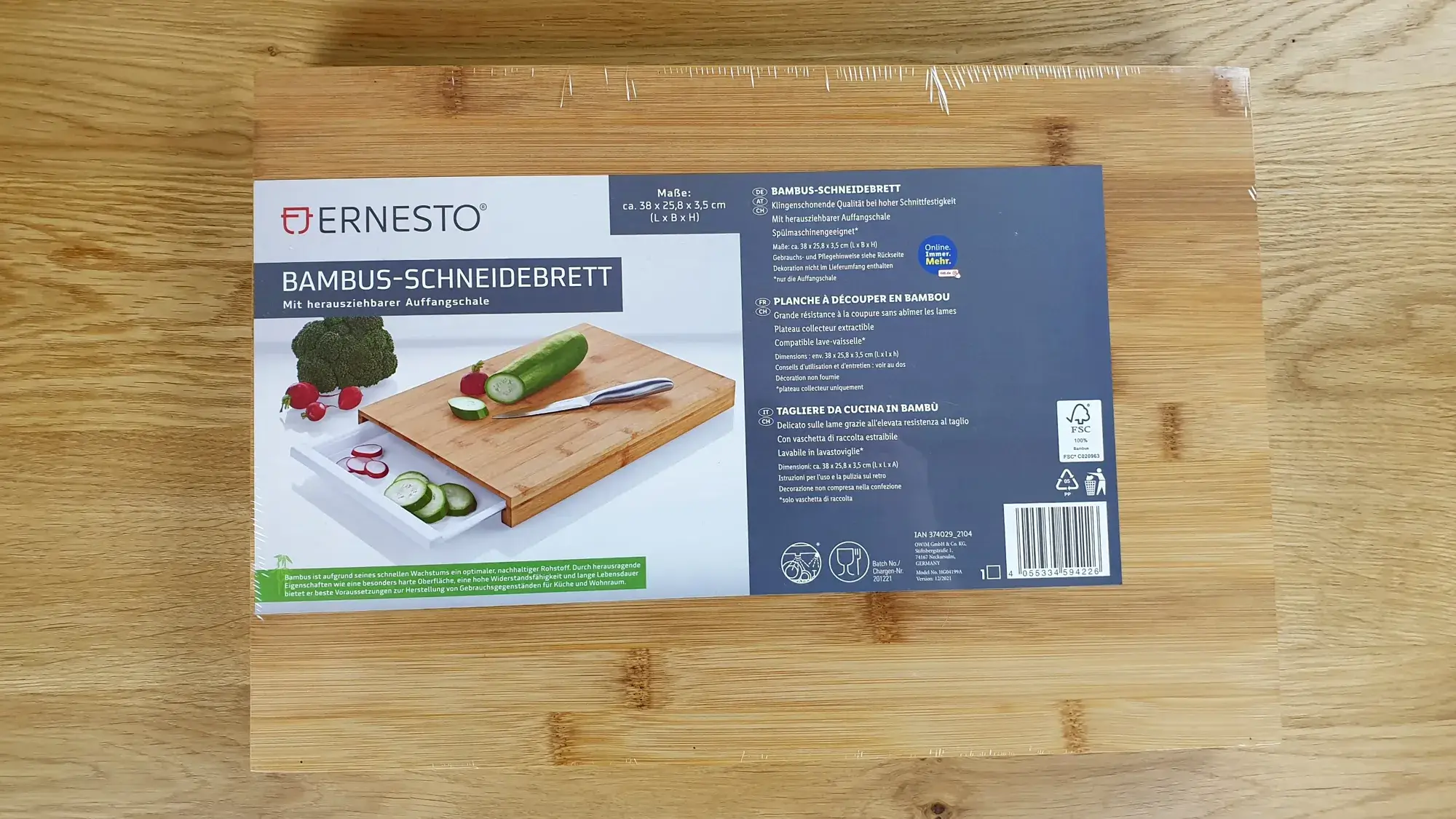 Das Ernesto Bambus-Schneidebrett mit Auffangschale wurde schräg von oben fotografiert.