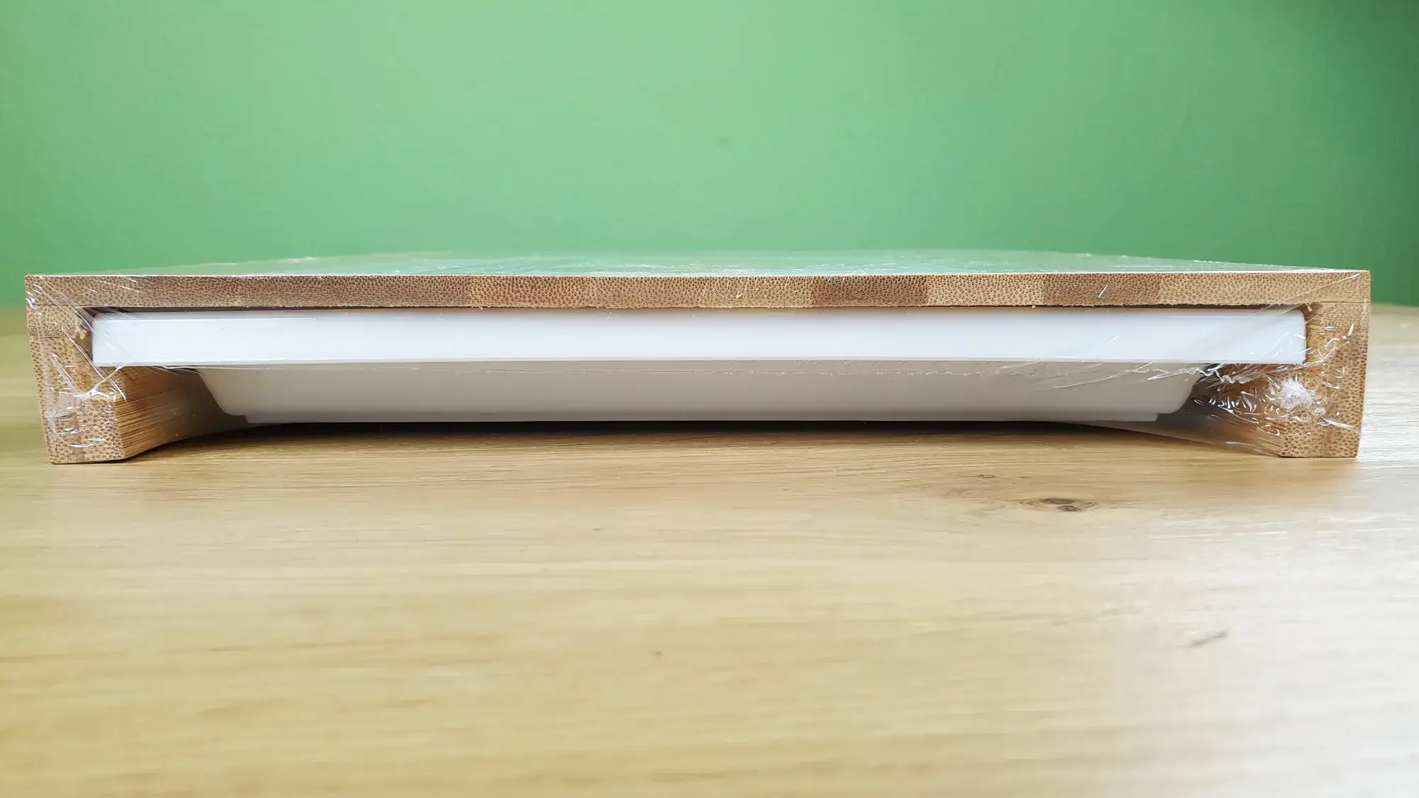 Das Ernesto Bambus-Schneidebrett mit Auffangschale wurde von der Seite fotografiert.