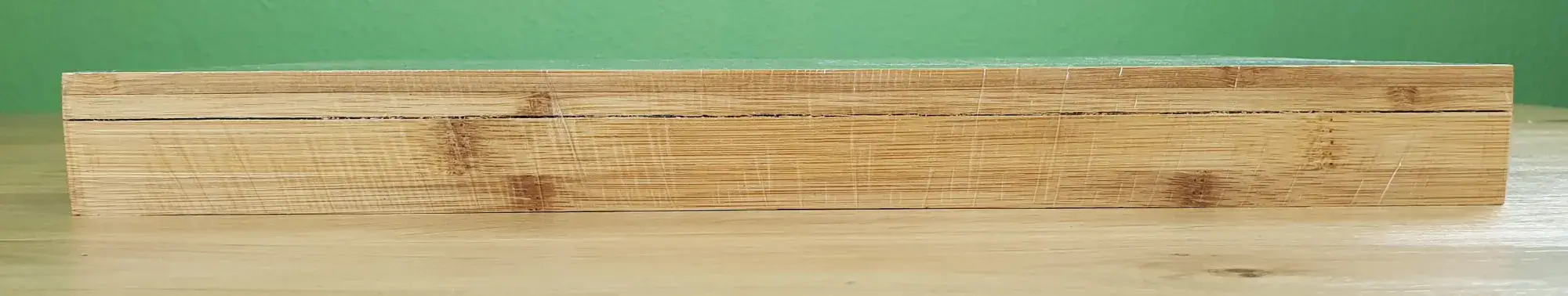 Das Ernesto Bambus-Schneidebrett mit Auffangschale wurde von der Seite fotografiert.