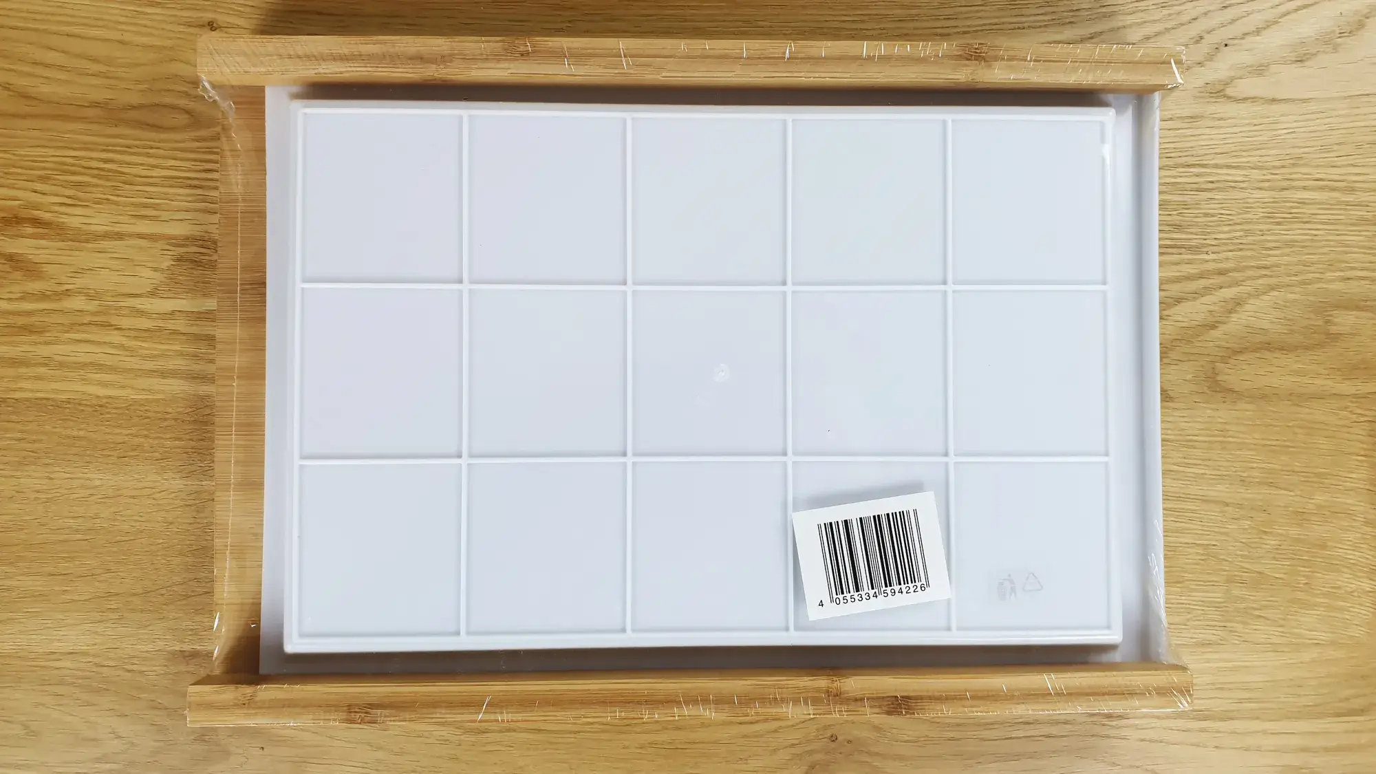 Das Ernesto Bambus-Schneidebrett mit Auffangschale wurde von unten fotografiert.