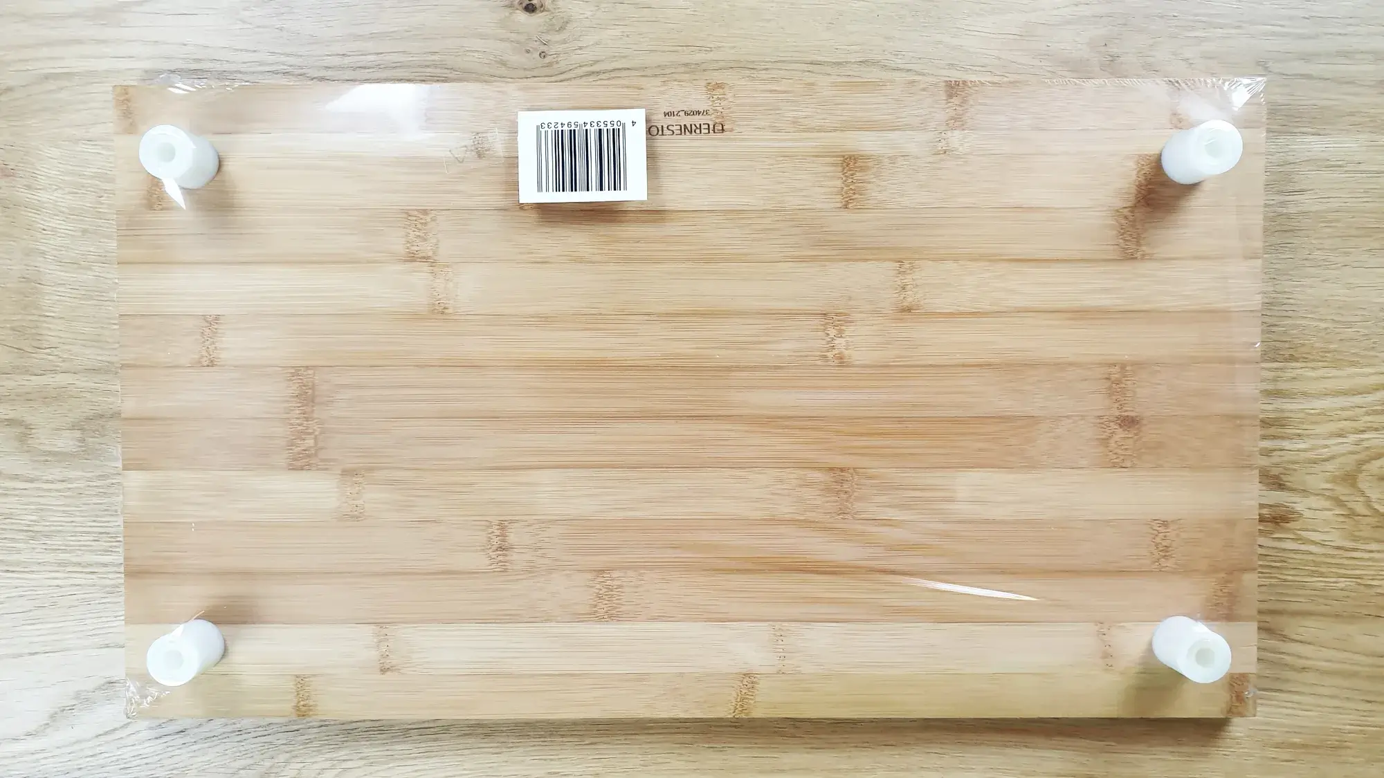 Das Ernesto Bambus-Schneidebrett mit Füßen von unten