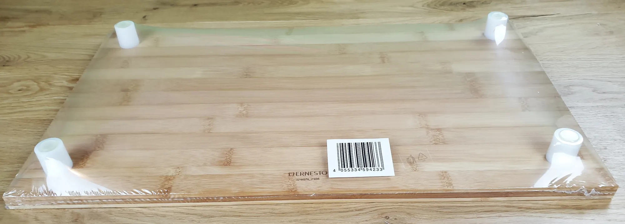 Das Ernesto Bambus-Schneidebrett mit Füßen von unten von der Seite