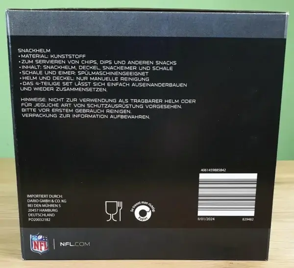 Der NFL Snackhelm in seiner Verpackung von der Seite mit Informationen dazu.