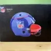 Der NFL Snackhelm in seiner Verpackung von der vorne mit einem großen Bild davon.