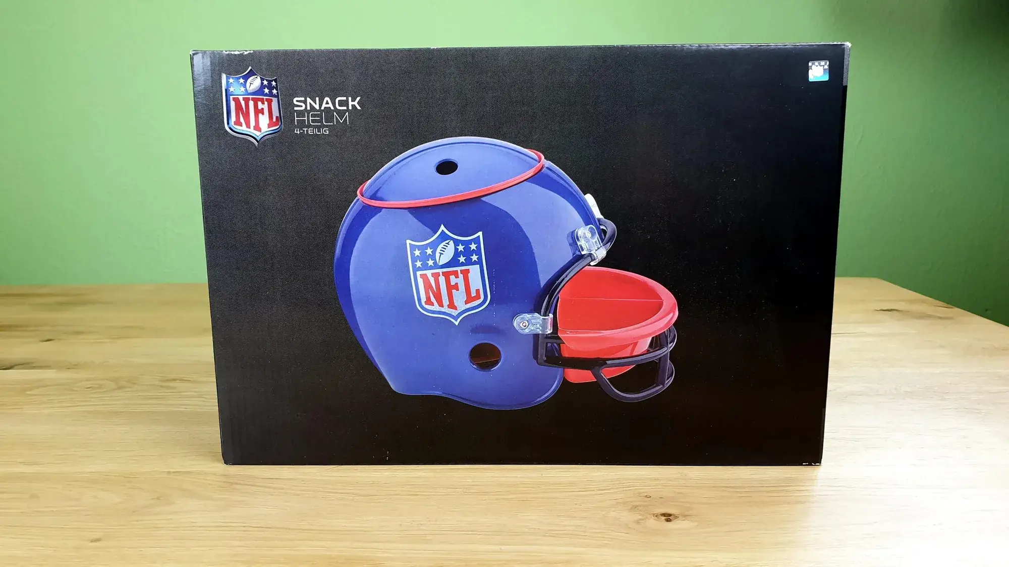 Der NFL Snackhelm in seiner Verpackung von der vorne mit einem großen Bild davon.