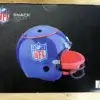 Der NFL Snackhelm in seiner Verpackung von oben mit einem großen Bild davon.