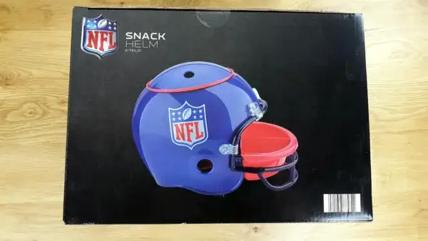 Der NFL Snackhelm in seiner Verpackung von oben mit einem großen Bild davon.