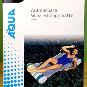 Die AQUA Aufblasbare Wasserhängematte mit Streifen darauf in Ihrer Verpackung.
