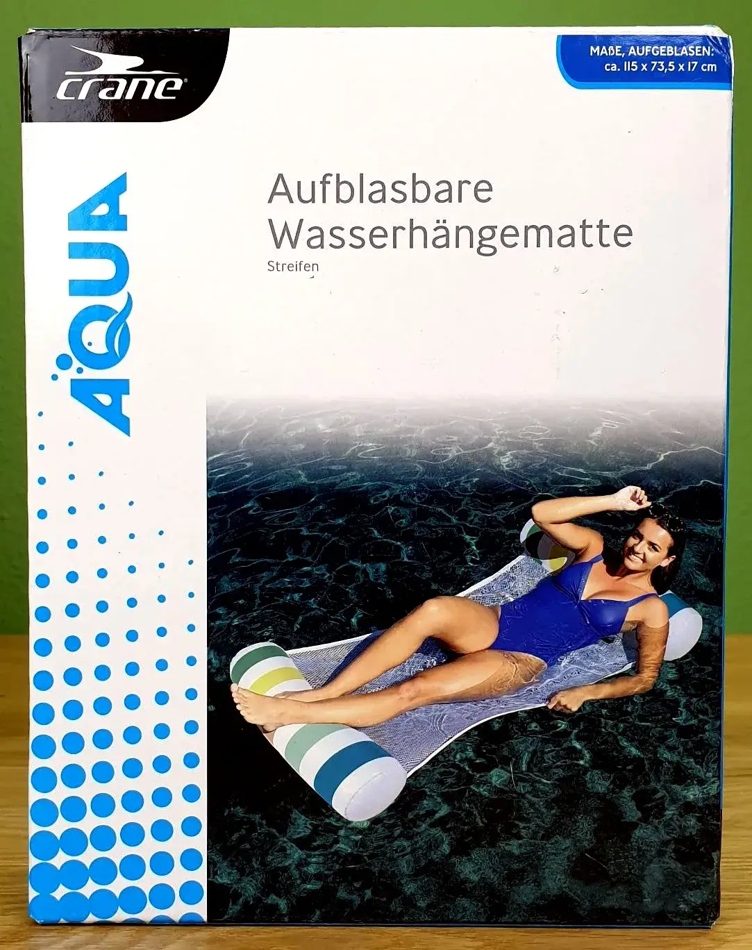 Die AQUA Aufblasbare Wasserhängematte mit Streifen darauf in Ihrer Verpackung.