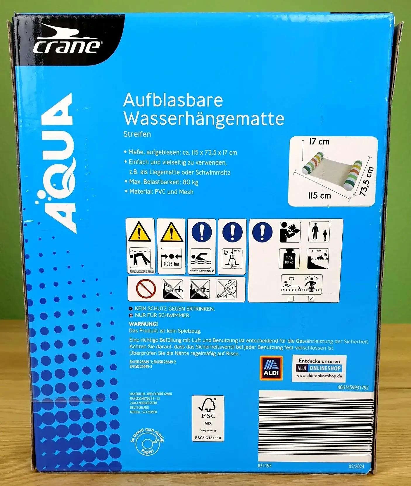AQUA_Aufblasbare_Wasserhaengematte_Streifen_3 Die AQUA Aufblasbare Wasserhängematte mit Streifen darauf in Ihrer Verpackung.