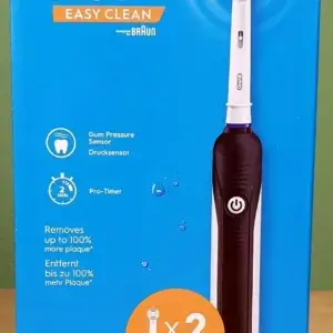 Die Oral-B Pro 1 EASY CLEAN elektrische Zahnbürste mit Akku in ihrer Verpackung von vorne.