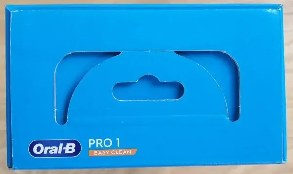 Die Oral-B Pro 1 EASY CLEAN elektrische Zahnbürste mit Akku in ihrer Verpackung von oben.