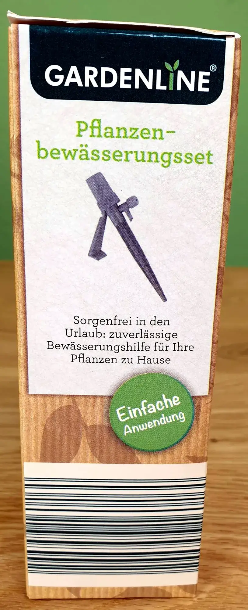 GARDENLINE_Pflanzenbewaesserungsset_4 Das GARDENLINE Pflanzenbewässerungsset in seiner Verpackung von der Seite.