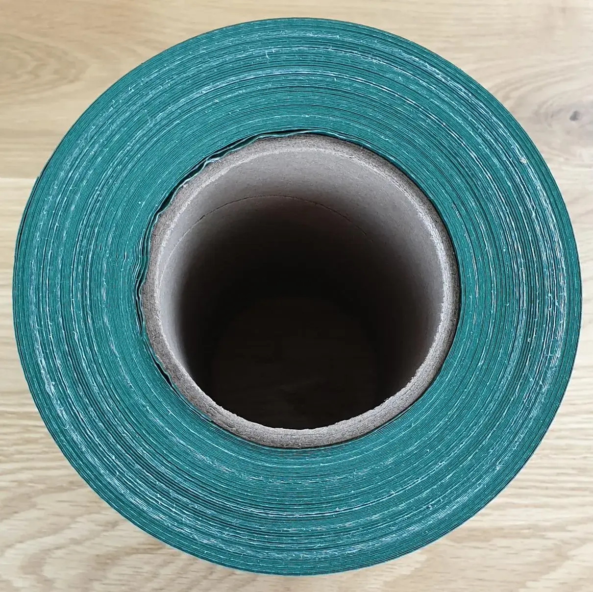 GARDENLINE_Sichtschutzstreifen_2 Gardenline Sichtschutzstreifen auf einer Rolle aufgerollt, mit Befestigungsclips in der Länge von 35 m von oben.